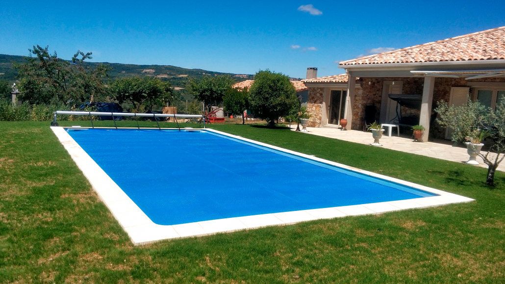 é necessário cobrir a piscina no verão?