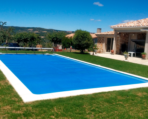é necessário cobrir a piscina no verão?