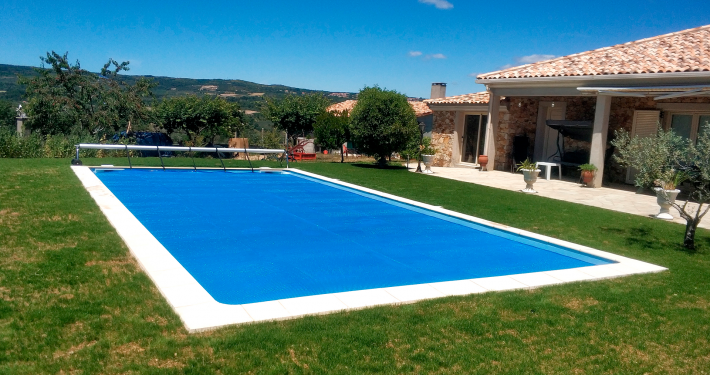 é necessário cobrir a piscina no verão?