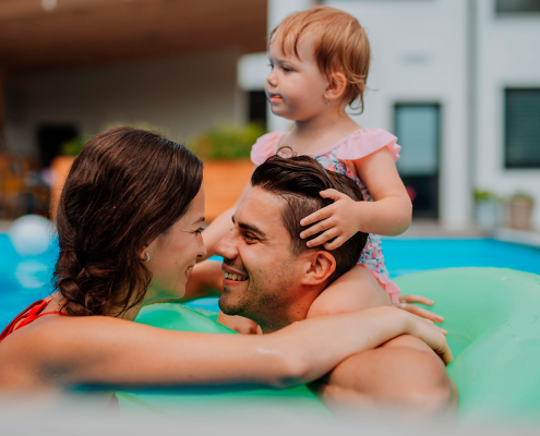 5 ideias para aproveitar mais junto à sua piscina