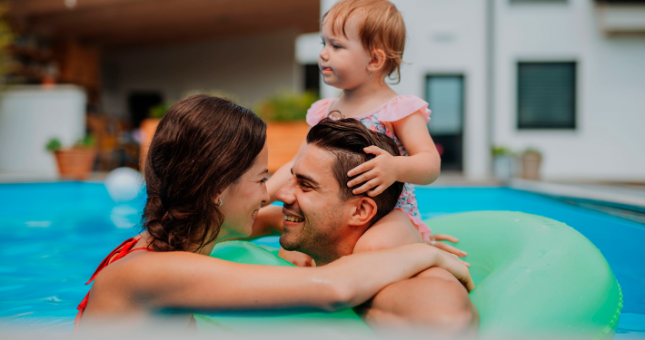 5 ideias para aproveitar mais junto à sua piscina