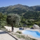 Poupar água na piscina numa propriedade rodeada de serra e vegetação